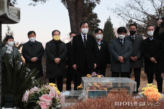 조광한 남양주시장(왼쪽에서 세번째)-이낙연 더불어민주당 대표(가운데) 전태일 열사 분신 50주기 묘역참배. 사진제공=남양주시