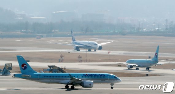 서울 강서구 김포공항 계류장에 대한항공 여객기가 세워져 있다. /사진=뉴스1