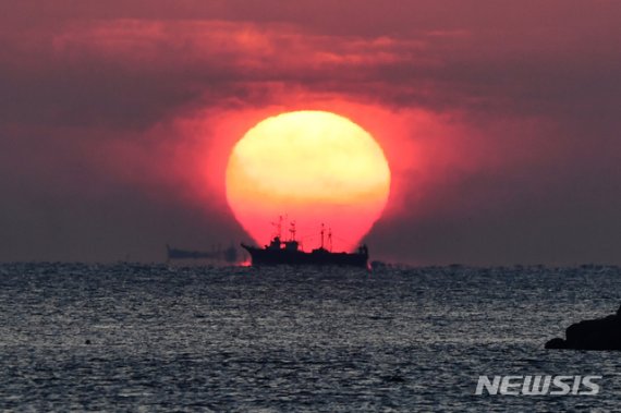 [남해=뉴시스]차용현 기자 = 13일 오전 경남 남해군 삼동면 물건마을에서 바라본 남해바다에 붉은 태양이 솟아 오르고 있다. 2020.11.13. con@newsis.com