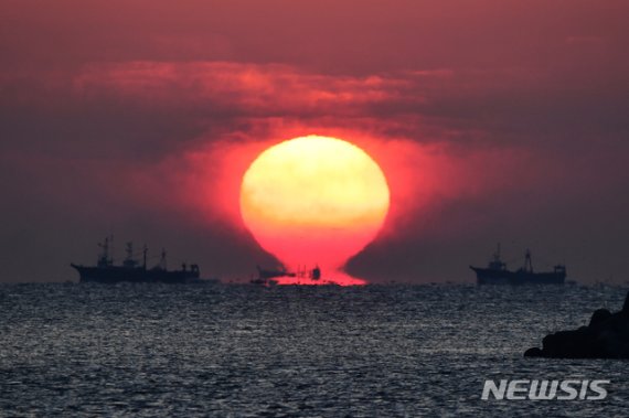 [남해=뉴시스]차용현 기자 = 13일 오전 경남 남해군 삼동면 물건마을에서 바라본 남해바다에 붉은 태양이 솟아 오르고 있다. 2020.11.13. con@newsis.com