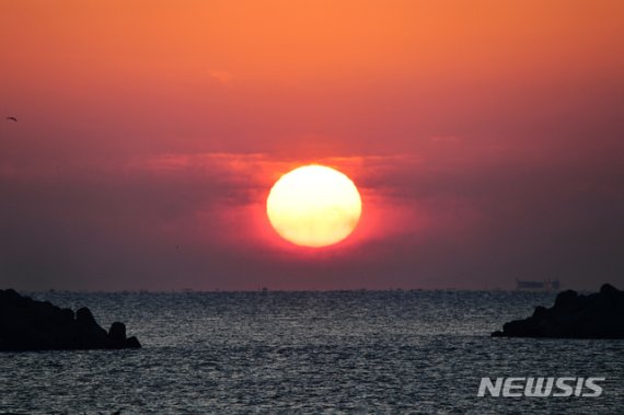 [남해=뉴시스]차용현 기자 = 13일 오전 경남 남해군 삼동면 물건마을에서 바라본 남해바다에 붉은 태양이 솟아 오르고 있다. 2020.11.13. con@newsis.com