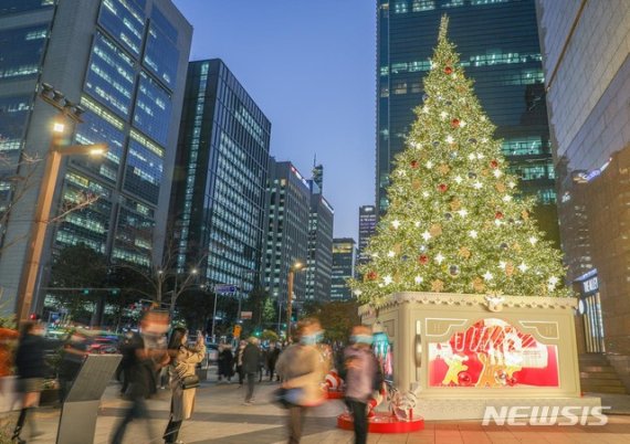 연말연시를 앞두고 서울시 강남구 테헤란로에 위치한 무역센터점 앞에 대형 크리스마스 트리가 설치돼 있다. 뉴시스 제공