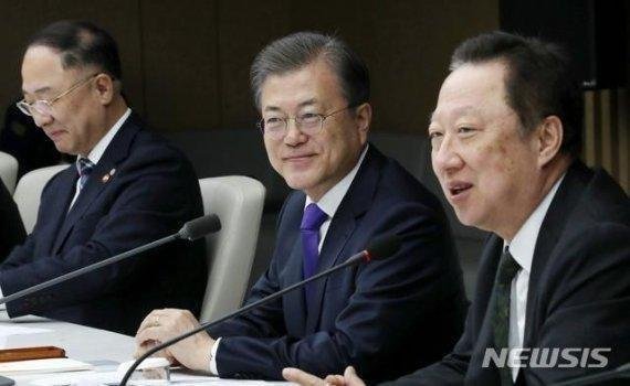 文 대통령은 오르고 국민의힘은 떨어지고