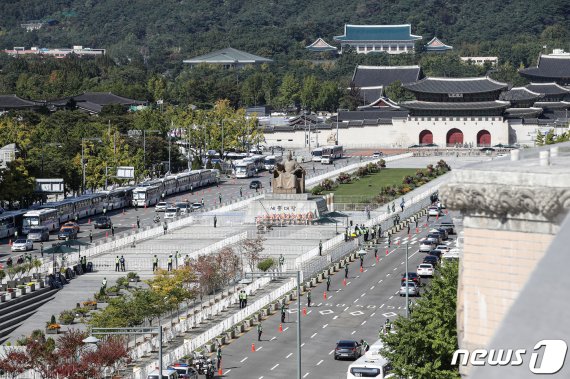 한글날인 지난해 10월 9일 오후 서울 세종대로 광화문광장에 펜스가 설치돼 있다. 경찰은 이날 방역당국과 경찰의 금지 방침에도 집회와 차량시위가 강행될 상황에 대비해 도심 주요 도로 곳곳을 통제했다. /사진=뉴스1