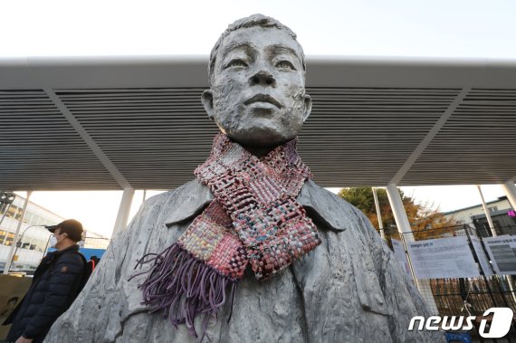 7일 오후 서울 종로구 전태일다리에서 열린 전태일열사 50주기 버들다리 축제에서 전태일동상에 목도리가 둘러있다. 2020.11.7/뉴스1 © News1 이광호 기자