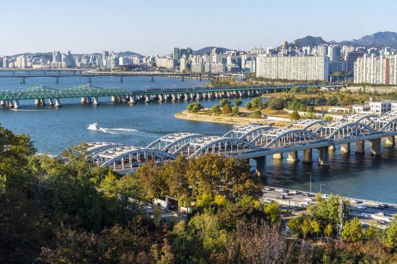 용봉정근린공원_전망대에서 바라본 한강변 풍경. 한강대교와 한강철교 사이에 자리한 노들섬이 보인다.