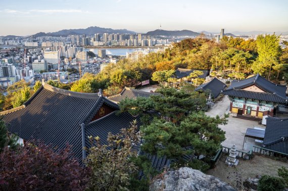 거북바위 기도처에서 달마사 전경과 동작구 도심, 한강 건너편 용산구 빌딩 숲이 보인다.