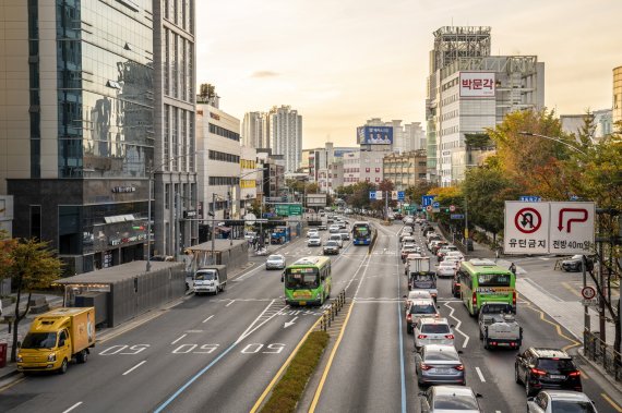 사육신공원 앞 육교에서 바라본 노량진로 학원가 빌딩 모습. 왼쪽에 컵밥거리, 오른쪽에 노량진역이 있다.