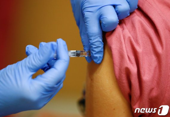 개발 중인 신종 코로나바이러스 감염증(코로나19) 백신. © 로이터=뉴스1