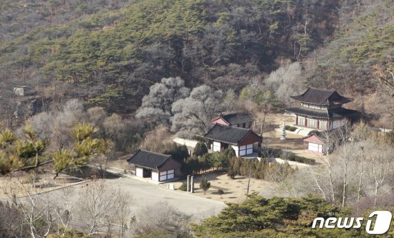 평양 대성산 국사봉 기슭에 있는 광법사 전경. 고구려 광개토왕 때 처음 세워진 사찰로, 6.25전쟁 때 파괴된 것을 1990년에 복구했다. (미디어한국학 제공) 2020.11.14.© 뉴스1