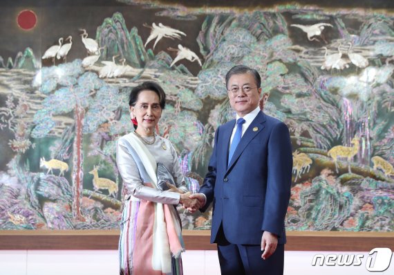 文대통령, 수찌 미얀마 국가고문에 "성공적 총선, 축하"