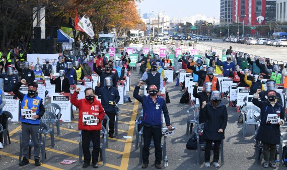 코로나19 확산 우려에도 전국민주노동조합총연맹이 서울 도심 집회를 강행했다. 14일 서울 여의도공원 앞에서 열린 전국노동자대회·전국민중대회에서 참가자들이 구호를 외치고 있다. 사진=김범석 기자