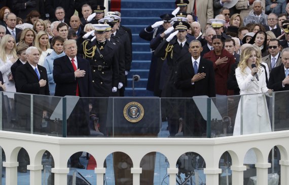 지난 2017년 1월 20일 미국 워싱턴DC 국회의사당에서 푸른색 넥타이를 맨 버락 오바마 전 대통령(오른쪽)이 붉은색 넥타이의 도널드 트럼프 미 대통령 취임식에 참석해 함께 국가 연주를 듣고 있다.AP뉴시스
