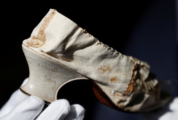 경매에서 4만3750유로에 낙찰된 마리 앙투아네트의 신발. 굽 뒤쪽에 이름이 새겨져있다. /사진=로이터뉴스1