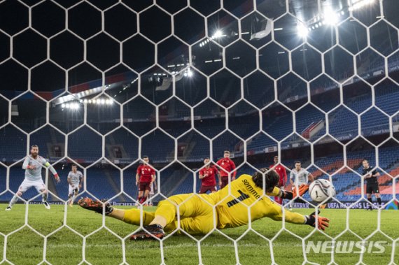 [바젤=AP/뉴시스] 스페인 주장 세르히오 라모스가 2차례나 페널티킥을 실축했다. 2020.11.14.