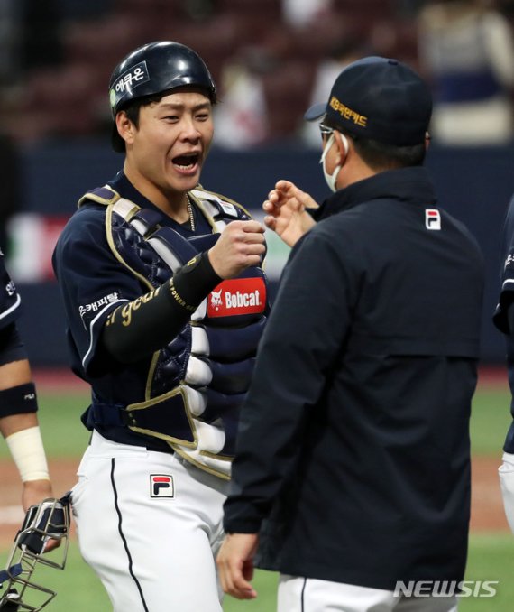 [서울=뉴시스]홍효식 기자 = 9일 오후 서울 구로구 고척스카이돔에서 열린 '2020 신한은행 SOL KBO 포스트시즌' 플레이오프 1차전 두산베어스 대 kt위즈의 경기를 마친 두산 포수 박세혁과 김태형 감독이 하이파이브를 하고 있다. 2020.11.09. yesphoto@newsis.com
