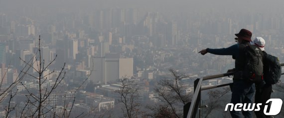 서울 지역 초미세먼지 수준이 '나쁨'을 보인 15일 서울 중구 남산에서 바라본 서울 시내 대기가 뿌옇게 흐린 상태를 보이고 있다. 뉴스1