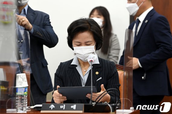 '권력' 수사방해땐 징역 7년.. '추미애방지법' 생길까