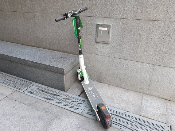 서울 강남구 대로 한 구석에 방치돼있는 전동킥보드 / 사진=김태일 인턴기자