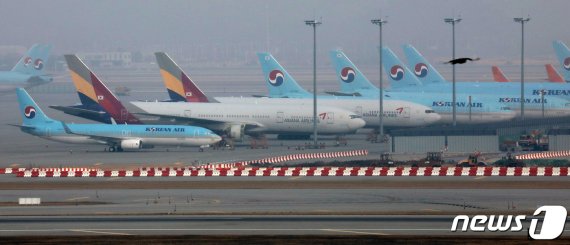 15일 인천국제공항터미널 활주로에 대한항공과 아시아나항공 비행기들이 계류돼 있다. 2020.11.15/뉴스1 © News1 송원영 기자