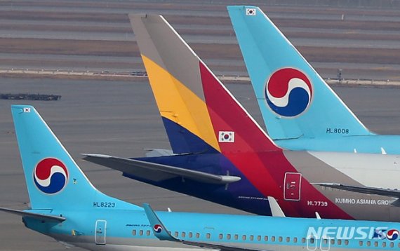 대한항공이 아시아나항공 인수에 나선 16일 오후 인천국제공항 전망대에서 바라본 계류장에 대한항공과 아시아나항공 여객기가 보이고 있다.