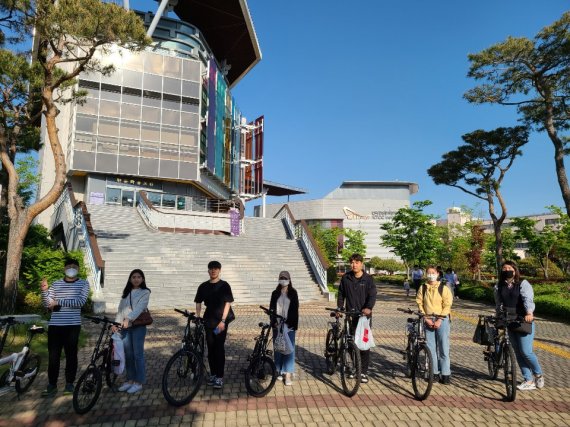 전주에너지전환시민포럼이 시민밀착형 프로그램으로 진행한 '자전거 출퇴근 챌린지'에 참여한 전기자전거 체험단. 에너지정보문화재단 제공