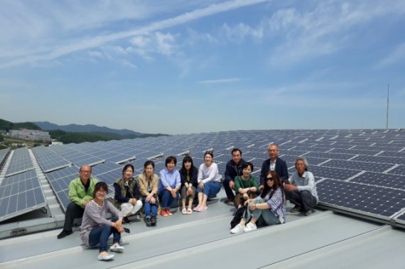 한살림햇빛발전협동조합은 태양광발전소를 견학하고 친환경에너지에 대해 배우는 햇살나들이 교육을 꾸준히 이어오고 있다. 에너지정보문화재단 제공