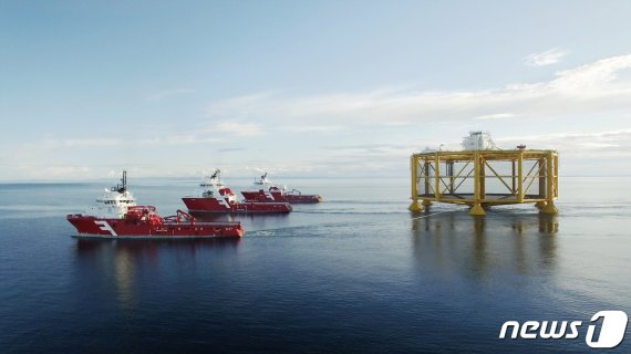 예인선에 의해 이동 중인 살마르 외해 해상양식장(SalMar 홈페이지 갈무리)© 뉴스1