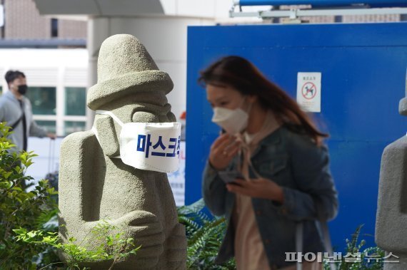 제주국제공항에 있는 돌하르방에 코로나19 감염 예방 마스크가 씌워져 있다.