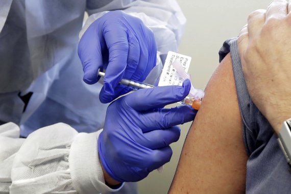 지난 3월 16일 미국 워싱턴주 시애틀에서 코로나19 백신 1차 임상시험에 참가한 지원자가 백신 후보물질을 접종받고 있다.AP뉴시스