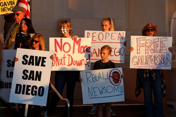 지난달 16일(현지시간) 미국 캘리포니아주 샌디에이고의 소상공인들이 코로나19 확산에 따른 주정부의 영업 제한 조치에 항의하는 시위를 벌이고 있다.로이터뉴스1