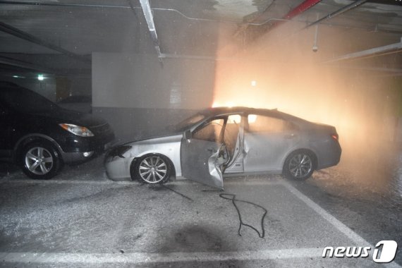 17일 새벽시간 경기 안산시의 한 자동차매매단지에서 방화로 추정되는 화재가 발생했다. © 뉴스1