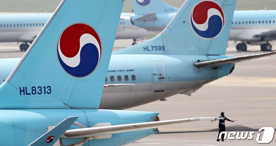 서울 김포공항 국내선 주기장에 대한항공 항공기가 대기중이다.