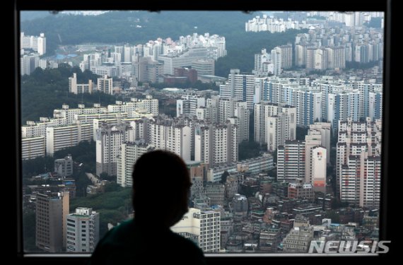 서울 영등포구 63아트에서 바라본 서울시내 아파트.