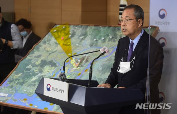 김수삼 김해신공항 검증위원장이 17일 서울 종로구 정부서울청사에서 김해신공항 검증위원회 검증 결과를 발표하고 있다. 뉴시스