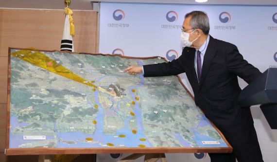 김수삼 국무총리실 산하 김해신공항 검증위원회위원장이 17일 오후 서울 종로구 정부서울청사에서 검증결과를 발표하고 있다. 사진=fnDB