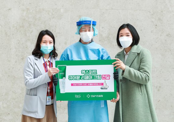 닥터지는 최근 성남시 태평동에 위치한 성남시의료원에서 물품 기부를 위한 전달식을 갖고 제품을 전달했다.