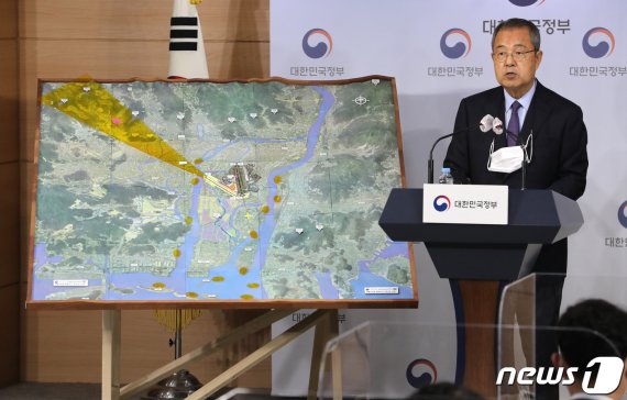 김수삼 김해신공항 검증위원장이 17일 오후 서울 종로구 정부서울청사 브리핑룸에서 김해신공항 검증위원회 검증 결과를 발표하고 있다.