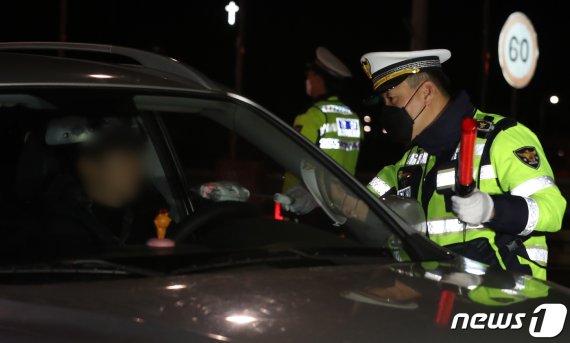 술을 마시고 운전대를 잡았다가 음주운전으로 적발된 충북지역 공무원들이 잇따라 정직 처분을 받았다. 사진은 기사와 관련 없음.(뉴스1 DB).2020.11.17/© News1