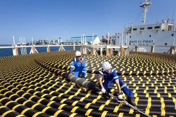 LS전선 직원들이 17일 강원도 동해시 동해항에서 포설선 갑판위에 해저케이블을 선적하고 있다. LS전선 제공