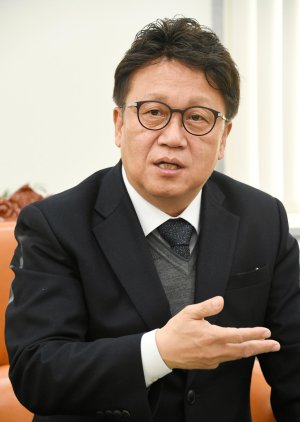 은행연합회장 후보군 확정… 민병두·김광수·신상훈 ‘3파전’