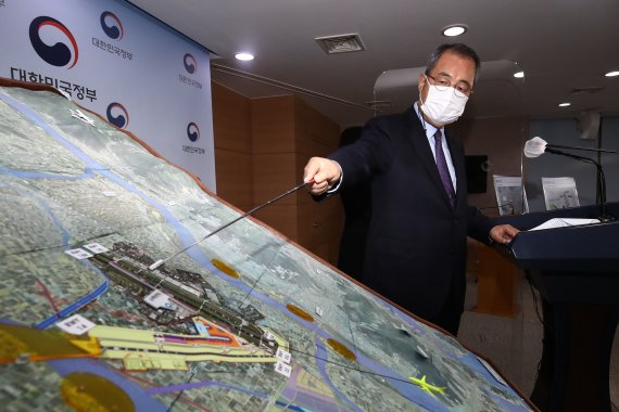 김수삼 김해신공항 검증위원장이 17일 정부서울청사에서 김해신공항 검증위원회의 검증 결과를 발표하고 있다. 사진=박범준 기자