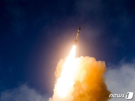우주공간서 가상 북한 ICBM 요격…미 구축함 시험발사 성공