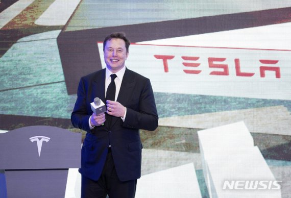 [상하이=AP/뉴시스] 1월7일(현지시간) 중국 상하이 테슬라 공장에서 생산된 모델3의 첫 인도를 기념하는 행사에서 일론 머스크 테슬라 최고경영자(CEO)가 웃고 있다. 2020.10.15.