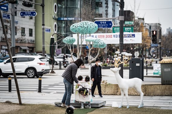 시민들이 강동구청 열린뜰과 일자산 잔디광장에서 열리는 ‘야외조각전’ 작품 ‘상상의 의자’를 감상하고 있다. 사진=강동구