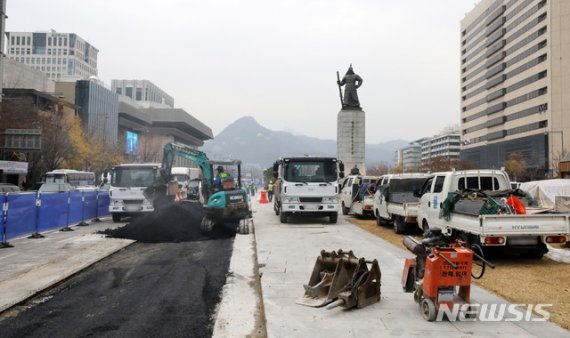 17일 서울 종로구 광화문 광장 개조 공사가 진행되고 있다./뉴시스