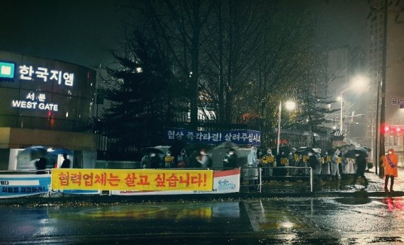 한국GM 협신회(협력업체 모임)는 지난 19일 100여명의 회원사 사장들과 임직원들이 한국GM 부평공장 서문에서 호소문을 배포하면서 피켓시위를 진행했다. 한국GM 협신회 제공