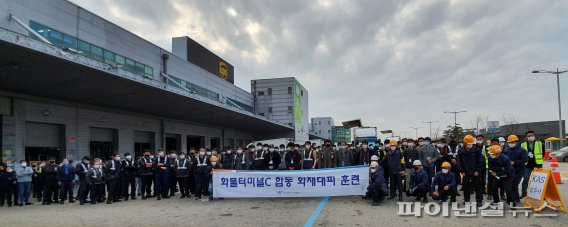 인천국제공항공사는 지난 17일 인천공항 화물터미널 지역에서 입주사 및 근무자를 대상으로 동절기 대비 화재대피 훈련 및 소방안전교육을 실시했다. 관세사 및 물류기업 등 훈련 참여자들이 기념촬영을 하고 있다. /사진=인천국제공항공사 제공