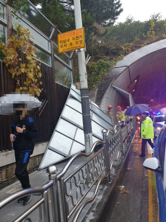 ▲19일 오전 강풍으로 인해 부산 연상터널 내 가림막이 보행자 통로로 떨어졌다. 부산 경찰 제공