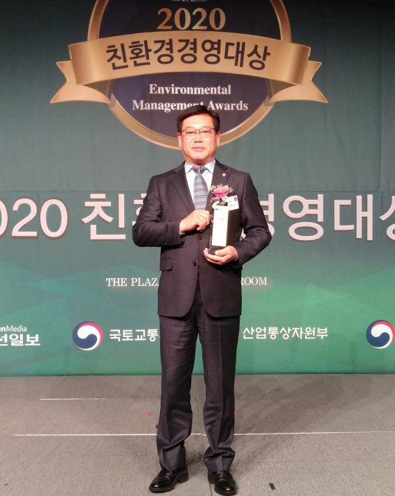 '2020년 친환경경영대상'을 수상한 백구영 예천양조 사장. 사진=예천양조 제공